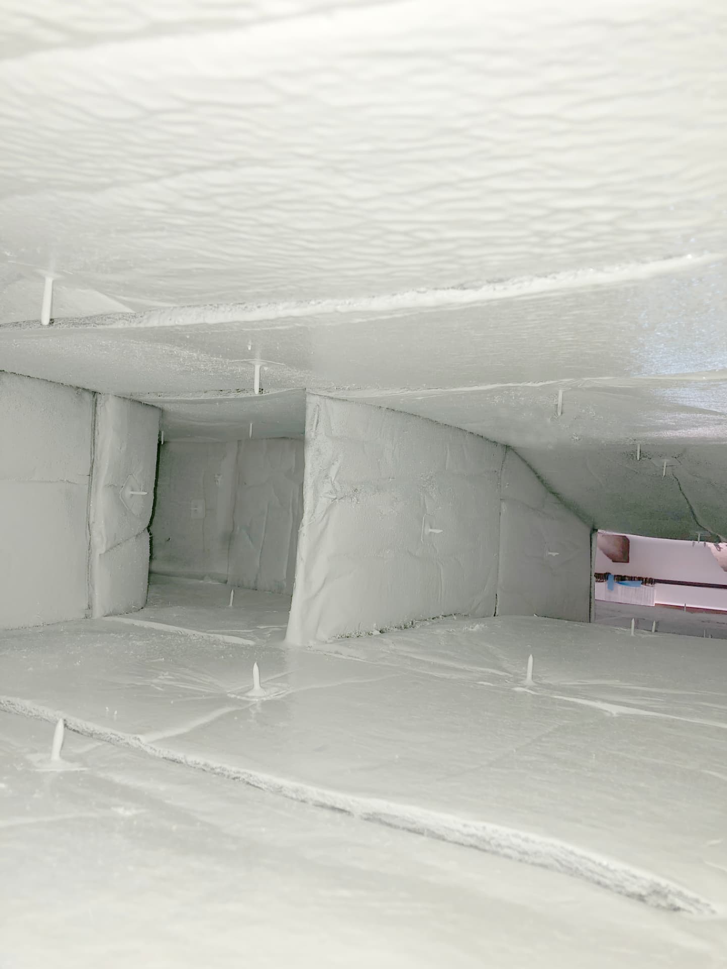 Interior de ducto de aire acondicionado limpio después del servicio profesional